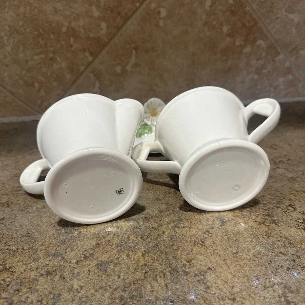 Vintage 1960's Poppytrail Metlox Sculptured Daisy Creamer & Sugar Bowl Set